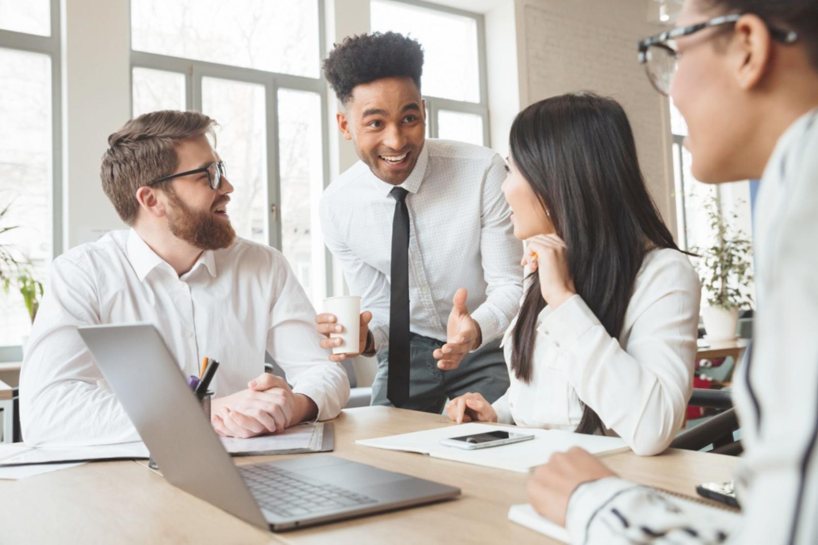 Equipo de desarrollo trabajando en las herramientas financieras de selurionphax